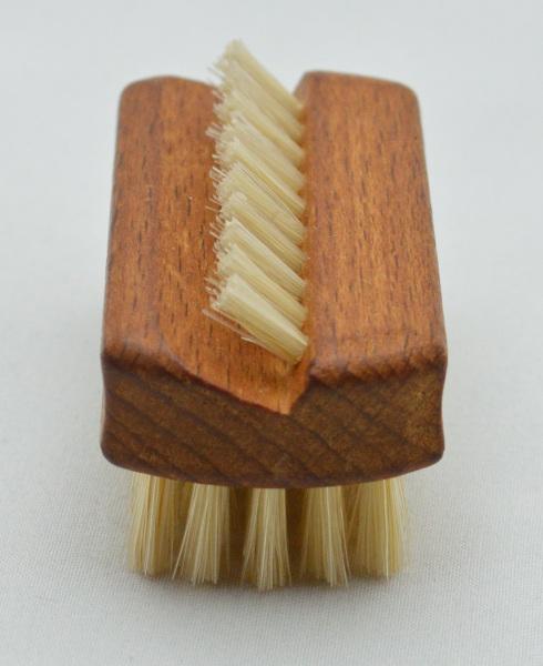 Reisehandwaschbürste und Nagelbürste Buchenholz mit Griffmulde. 1 und 5 Reihen helle Naturborsten. Bürstenfabrik Keller seit 1869.